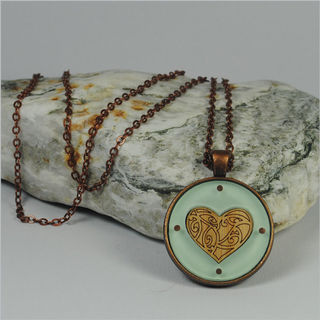 Circle Pendant Necklace: Kowhaiwhai Heart Green