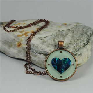 Circle Pendant Necklace: Paua Heart Green