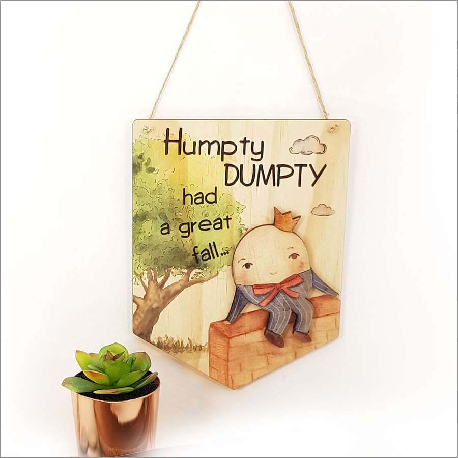 Printed Pine Flag : Humpty Dumpty